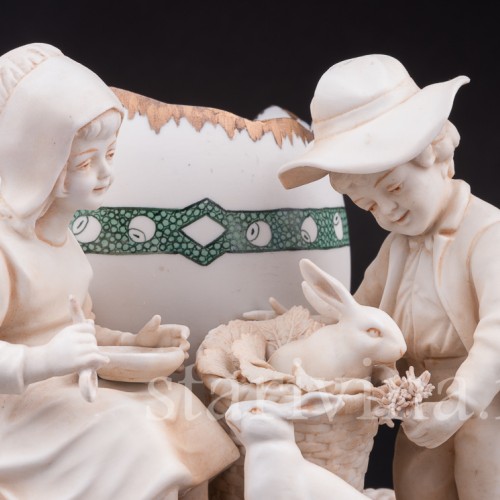 Фарфоровая композиция Пара, кормящая кроликов, Muller & Co, Германия, 1907-52 гг.