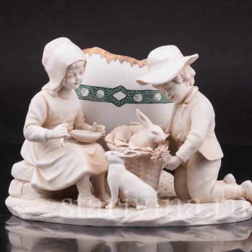 Фарфоровая композиция Пара, кормящая кроликов, Muller & Co, Германия, 1907-52 гг.