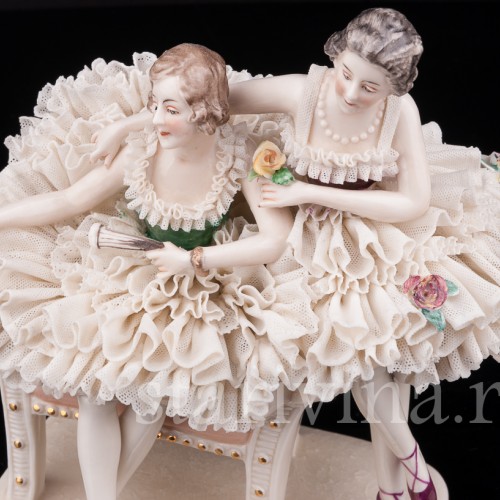 Фарфоровая статуэтка Две балерины на кресле, кружевная, Ackermann & Fritze, Германия, пер. пол. 20 в.