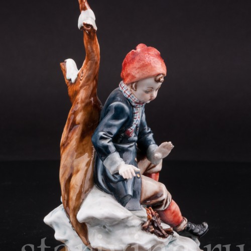 Фарфоровая статуэтка мальчика Аллегория зимы, Capodimonte, Италия, вт. пол. 20 века.