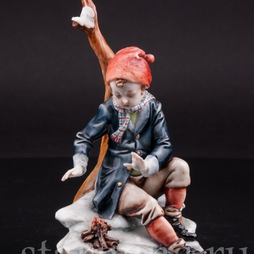 Фарфоровая статуэтка мальчика Аллегория зимы, Capodimonte, Италия, вт. пол. 20 века.