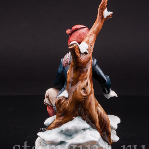 Фарфоровая статуэтка мальчика Аллегория зимы, Capodimonte, Италия, вт. пол. 20 века.