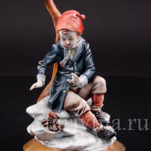 Фарфоровая статуэтка мальчика Аллегория зимы, Capodimonte, Италия, вт. пол. 20 века.