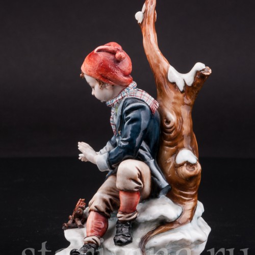 Фарфоровая статуэтка мальчика Аллегория зимы, Capodimonte, Италия, вт. пол. 20 века.