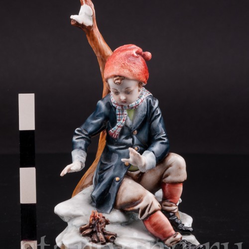 Фарфоровая статуэтка мальчика Аллегория зимы, Capodimonte, Италия, вт. пол. 20 века.