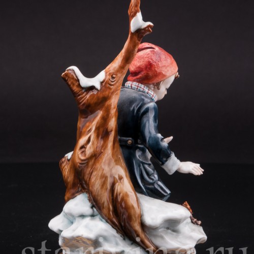 Фарфоровая статуэтка мальчика Аллегория зимы, Capodimonte, Италия, вт. пол. 20 века.