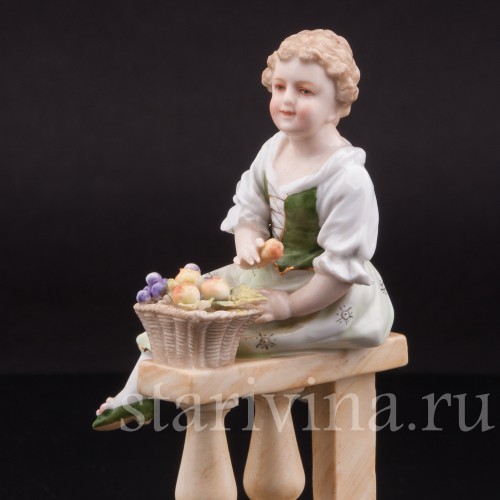 Фарфоровая фигурка Девочка с корзиной фруктов, Volkstedt, Германия, кон. 19 века.