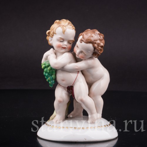 Фигурка из фарфора Малыши с виноградной гроздью, Hertwig & Co, Германия, нач. 20 в.