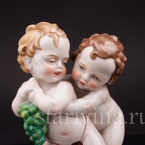 Фигурка из фарфора Малыши с виноградной гроздью, Hertwig & Co, Германия, нач. 20 в.