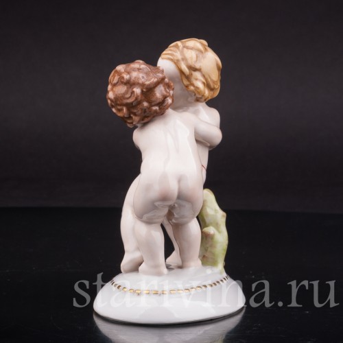 Фигурка из фарфора Малыши с виноградной гроздью, Hertwig & Co, Германия, нач. 20 в.