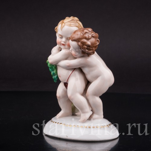 Фигурка из фарфора Малыши с виноградной гроздью, Hertwig & Co, Германия, нач. 20 в.