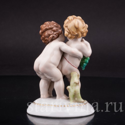 Фигурка из фарфора Малыши с виноградной гроздью, Hertwig & Co, Германия, нач. 20 в.