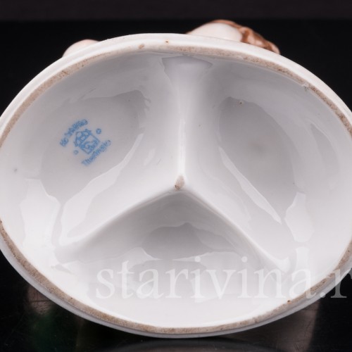 Фигурка из фарфора Малыши с виноградной гроздью, Hertwig & Co, Германия, нач. 20 в.