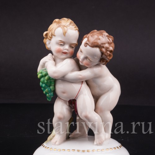Фигурка из фарфора Малыши с виноградной гроздью, Hertwig & Co, Германия, нач. 20 в.