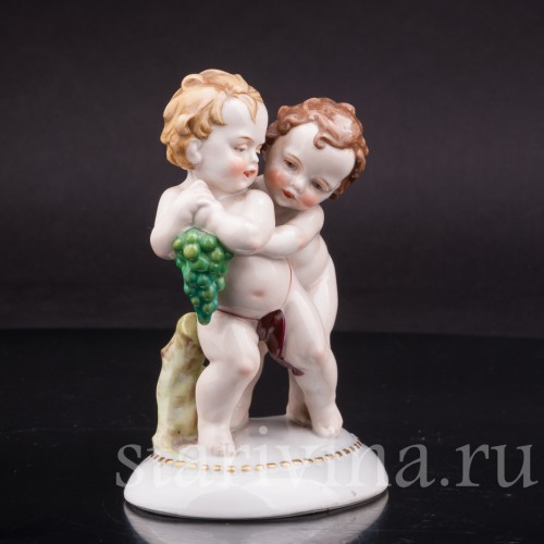 Фигурка из фарфора Малыши с виноградной гроздью, Hertwig & Co, Германия, нач. 20 в.