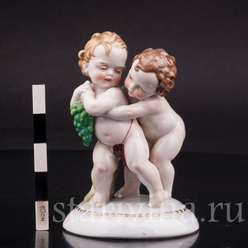 Фигурка из фарфора Малыши с виноградной гроздью, Hertwig & Co, Германия, нач. 20 в.