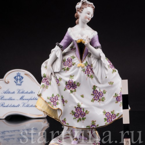 Статуэтка из фарфора Девушка в сиреневом, Volkstedt, Германия, до 1935 года.