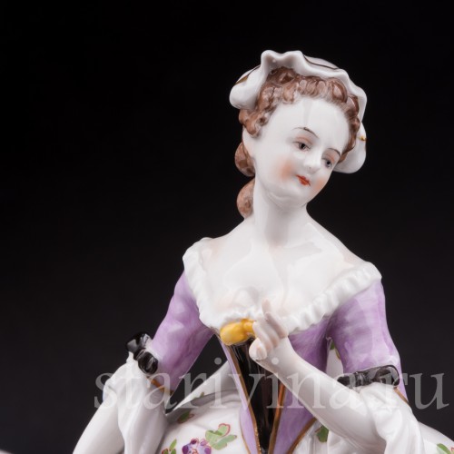 Статуэтка из фарфора Девушка в сиреневом, Volkstedt, Германия, до 1935 года.