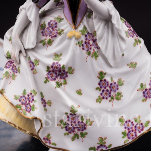 Статуэтка из фарфора Девушка в сиреневом, Volkstedt, Германия, до 1935 года.