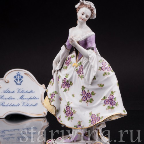 Статуэтка из фарфора Девушка в сиреневом, Volkstedt, Германия, до 1935 года.