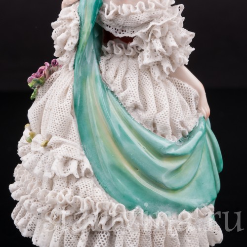 Фарфоровая статуэтка Девушка с зеленой шалью, кружевная, Volkstedt, Германия, кон. 19, нач. 20 вв.