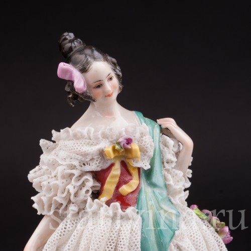 Фарфоровая статуэтка Девушка с зеленой шалью, кружевная, Volkstedt, Германия, кон. 19, нач. 20 вв.