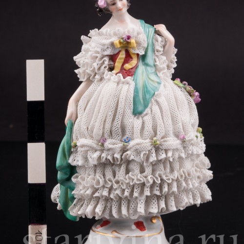 Фарфоровая статуэтка Девушка с зеленой шалью, кружевная, Volkstedt, Германия, кон. 19, нач. 20 вв.