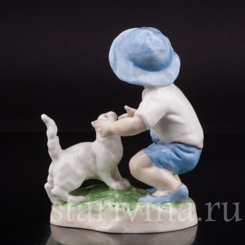 Фарфоровая фигурка Мальчик, играющий с кошкой, Royal Worcester, Великобритания, сер. 20 века.