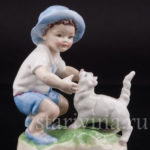 Фарфоровая фигурка Мальчик, играющий с кошкой, Royal Worcester, Великобритания, сер. 20 века.