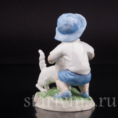 Фарфоровая фигурка Мальчик, играющий с кошкой, Royal Worcester, Великобритания, сер. 20 века.