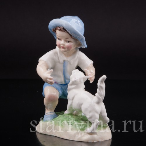Фарфоровая фигурка Мальчик, играющий с кошкой, Royal Worcester, Великобритания, сер. 20 века.