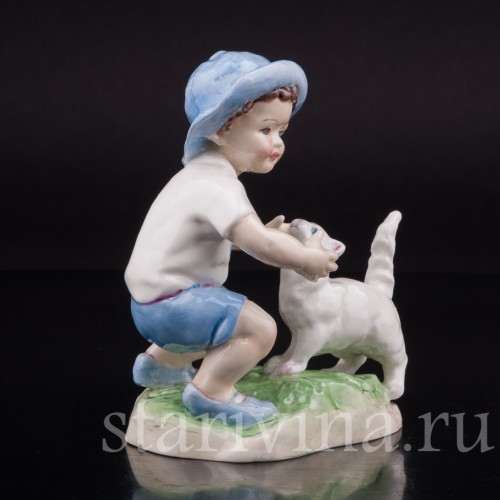 Фарфоровая фигурка Мальчик, играющий с кошкой, Royal Worcester, Великобритания, сер. 20 века.