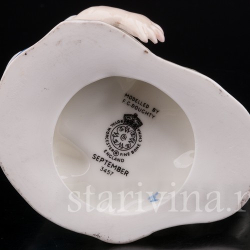 Фарфоровая фигурка Мальчик, играющий с кошкой, Royal Worcester, Великобритания, сер. 20 века.