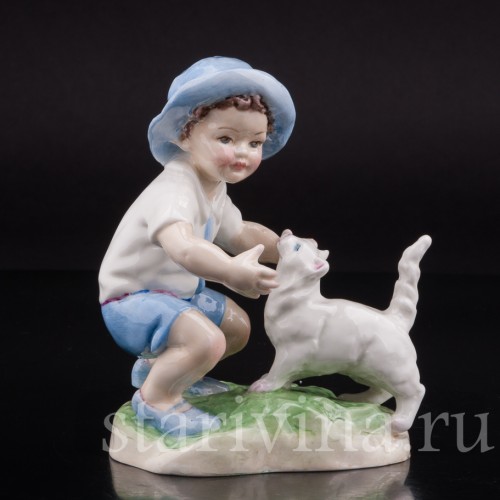Фарфоровая фигурка Мальчик, играющий с кошкой, Royal Worcester, Великобритания, сер. 20 века.
