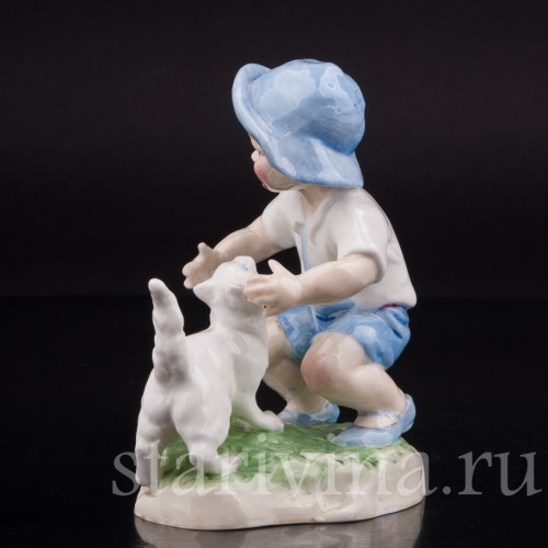 Фарфоровая фигурка Мальчик, играющий с кошкой, Royal Worcester, Великобритания, сер. 20 века.
