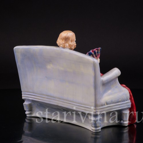 Фарфоровая статуэтка Девушка с веером на диване, Royal Doulton, Великобритания, 1929 год.