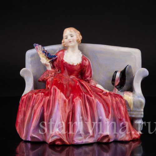 Фарфоровая статуэтка Девушка с веером на диване, Royal Doulton, Великобритания, 1929 год.