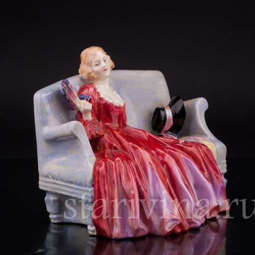 Фарфоровая статуэтка Девушка с веером на диване, Royal Doulton, Великобритания, 1929 год.