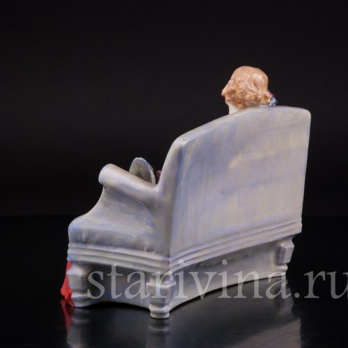 Фарфоровая статуэтка Девушка с веером на диване, Royal Doulton, Великобритания, 1929 год.