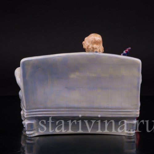 Фарфоровая статуэтка Девушка с веером на диване, Royal Doulton, Великобритания, 1929 год.