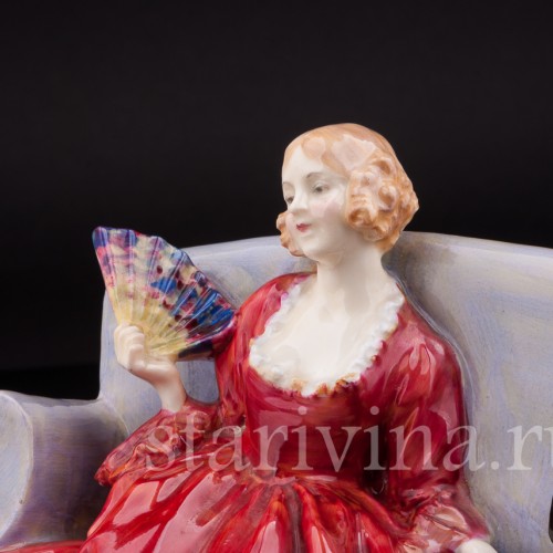 Фарфоровая статуэтка Девушка с веером на диване, Royal Doulton, Великобритания, 1929 год.