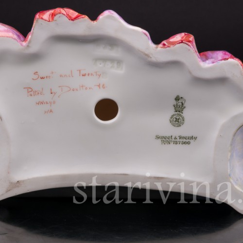 Фарфоровая статуэтка Девушка с веером на диване, Royal Doulton, Великобритания, 1929 год.