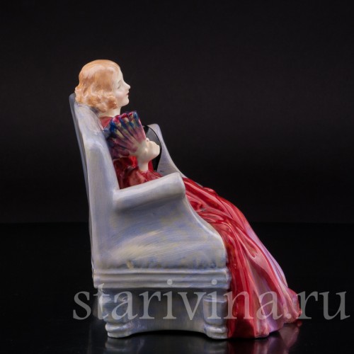 Фарфоровая статуэтка Девушка с веером на диване, Royal Doulton, Великобритания, 1929 год.