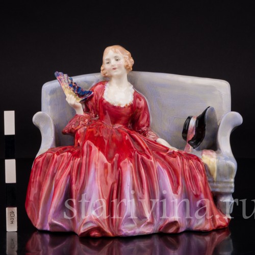 Фарфоровая статуэтка Девушка с веером на диване, Royal Doulton, Великобритания, 1929 год.