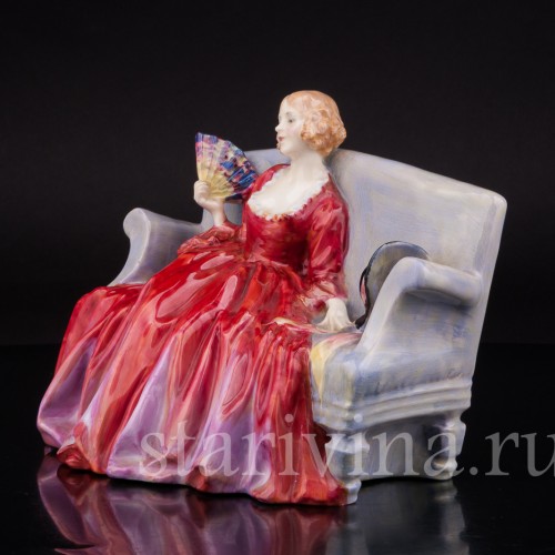 Фарфоровая статуэтка Девушка с веером на диване, Royal Doulton, Великобритания, 1929 год.