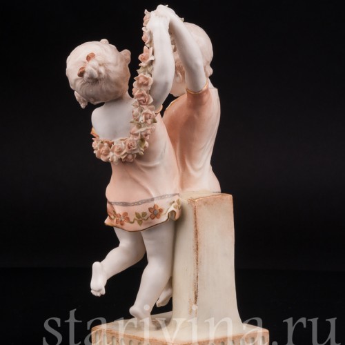 Статуэтка из фарфора Танцующие дети с гирляндой цветов, Ernst Wahliss, Австрия, Кон 19, нач. 20 вв.