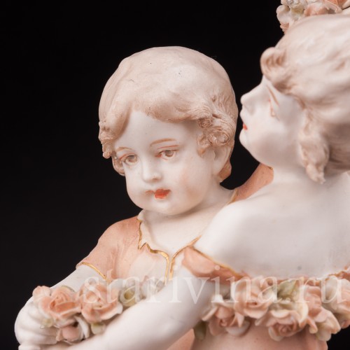 Статуэтка из фарфора Танцующие дети с гирляндой цветов, Ernst Wahliss, Австрия, Кон 19, нач. 20 вв.