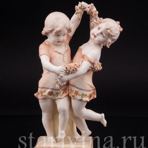 Статуэтка из фарфора Танцующие дети с гирляндой цветов, Ernst Wahliss, Австрия, Кон 19, нач. 20 вв.