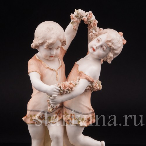 Статуэтка из фарфора Танцующие дети с гирляндой цветов, Ernst Wahliss, Австрия, Кон 19, нач. 20 вв.