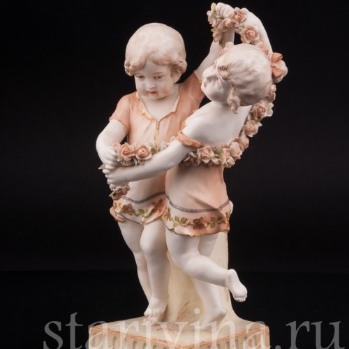 Статуэтка из фарфора Танцующие дети с гирляндой цветов, Ernst Wahliss, Австрия, Кон 19, нач. 20 вв.